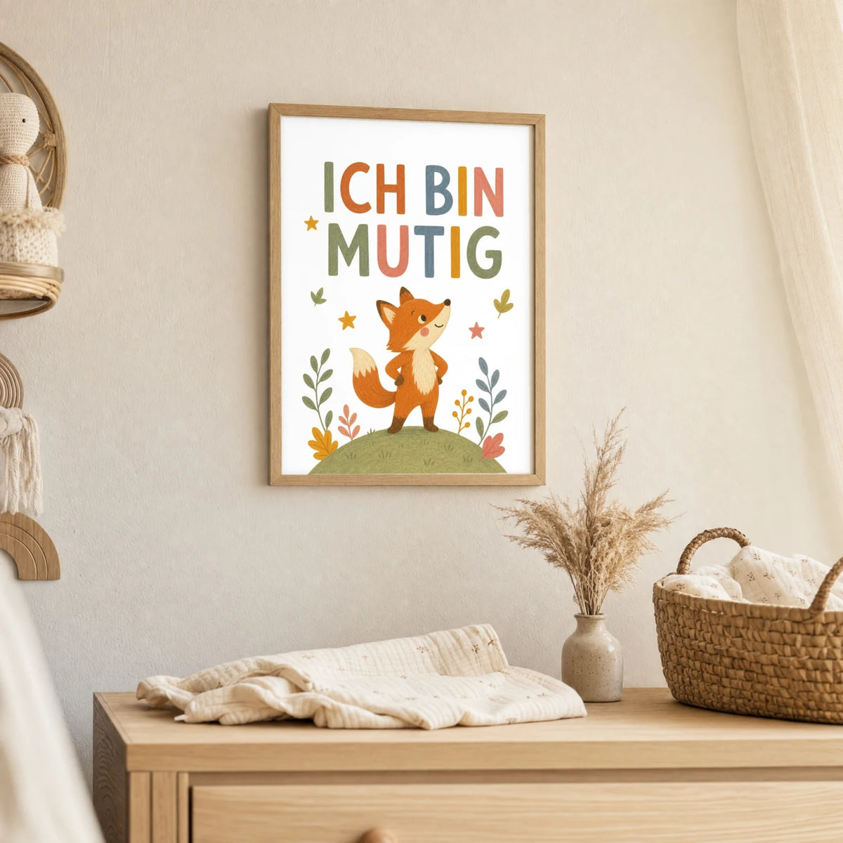 Wandbild Kinderzimmer: Affirmationsposter „Fuchs Ich bin mutig“ im Holzrahmen über der Kommode