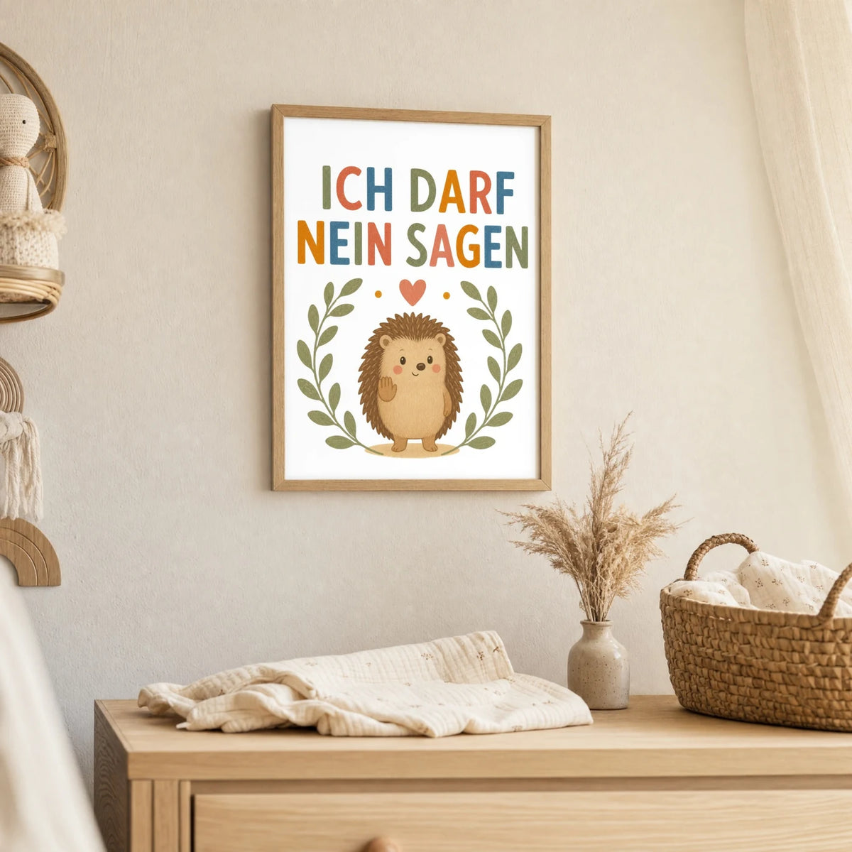 Wandbild Kinderzimmer: Affirmationsposter „Igel Ich darf nein sagen“ im Holzrahmen über der Kommode