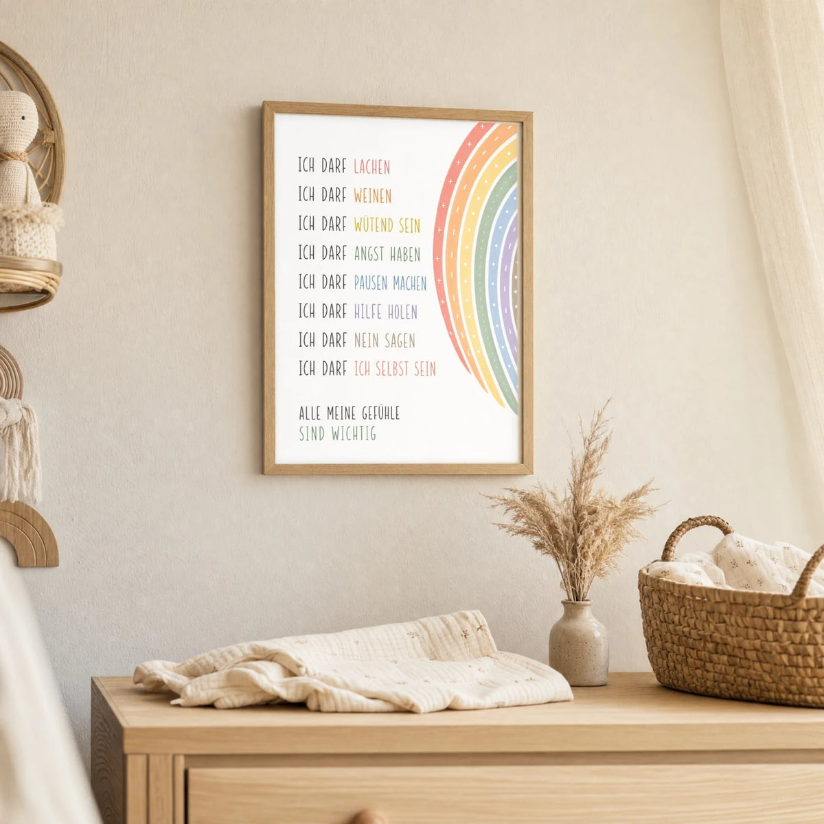 Wandbild Kinderzimmer: Affirmationsposter „Minimal Ich darf“ im Holzrahmen über der Kommode