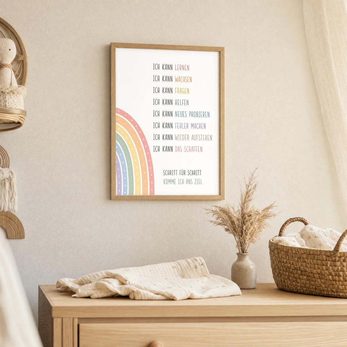 Wandbild Kinderzimmer: Affirmationsposter „Minimal Ich kann“ im Holzrahmen über der Kommode