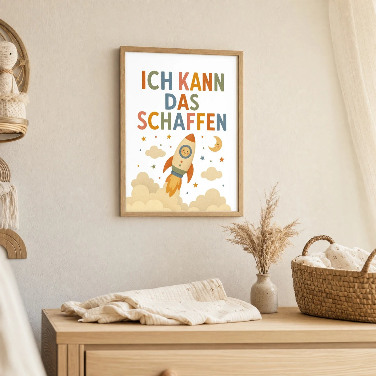 Wandbild Kinderzimmer: Affirmationsposter „Rakete Ich kann das schaffen“ im Holzrahmen über der Kommode