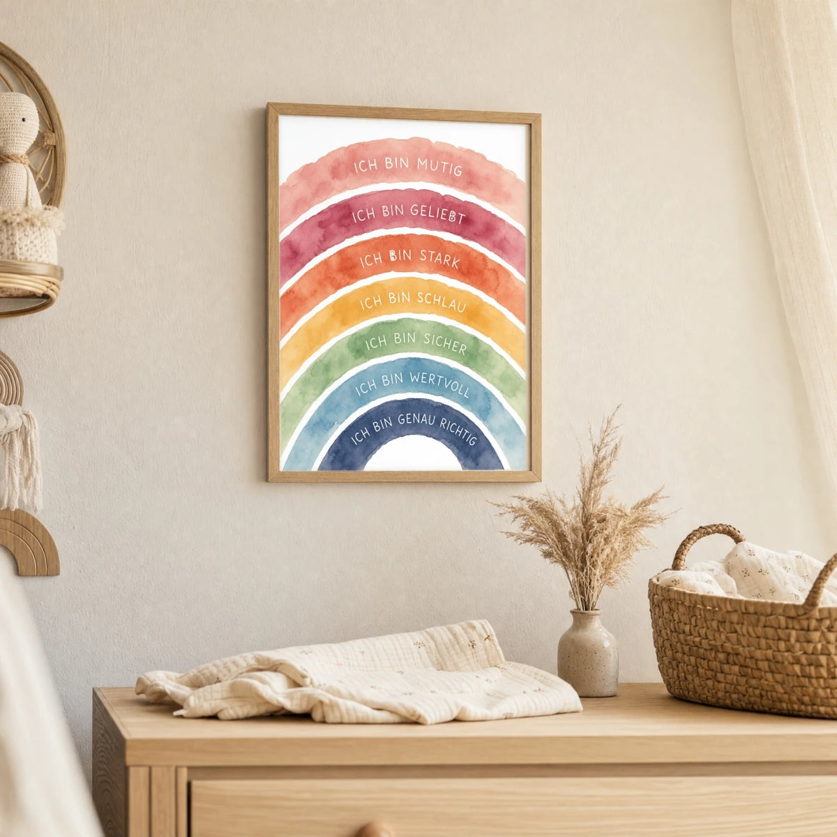 Wandbild Kinderzimmer: Affirmationsposter „Regenbogen Ich bin bunt“ im Holzrahmen über der Kommode