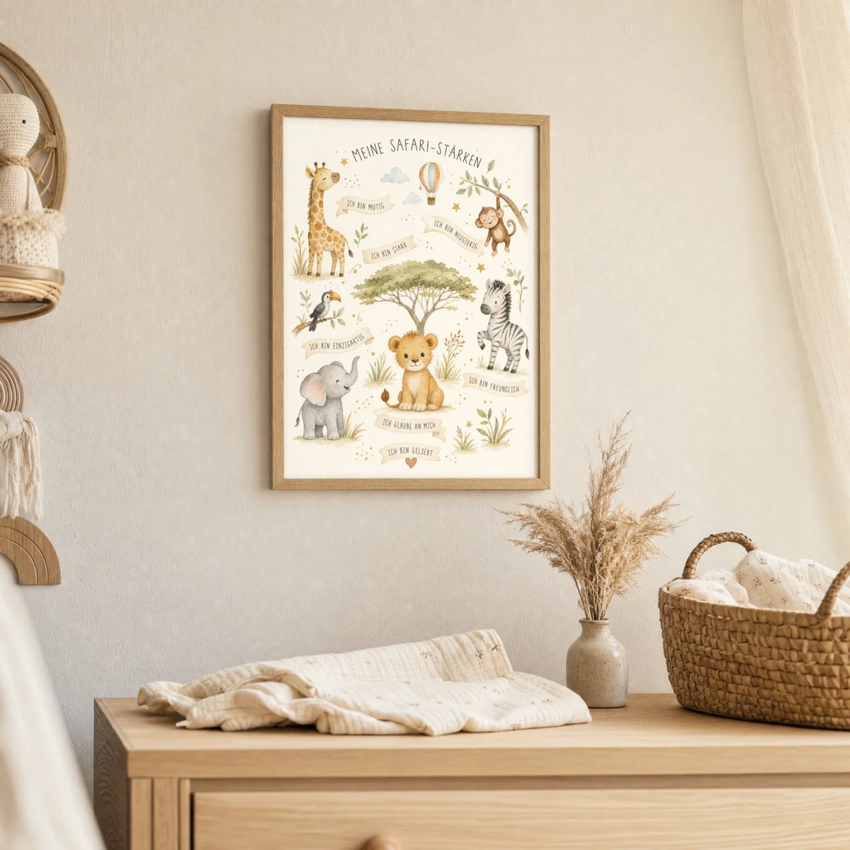 Wandbild Kinderzimmer: Affirmationsposter „Safari-Stärken“ im Holzrahmen über der Kommode