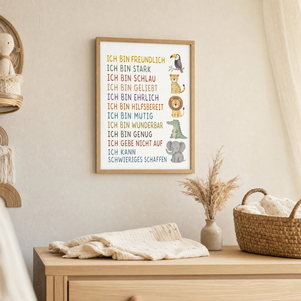 Wandbild Kinderzimmer: Affirmationsposter „Safaritiere“ im Holzrahmen über der Kommode
