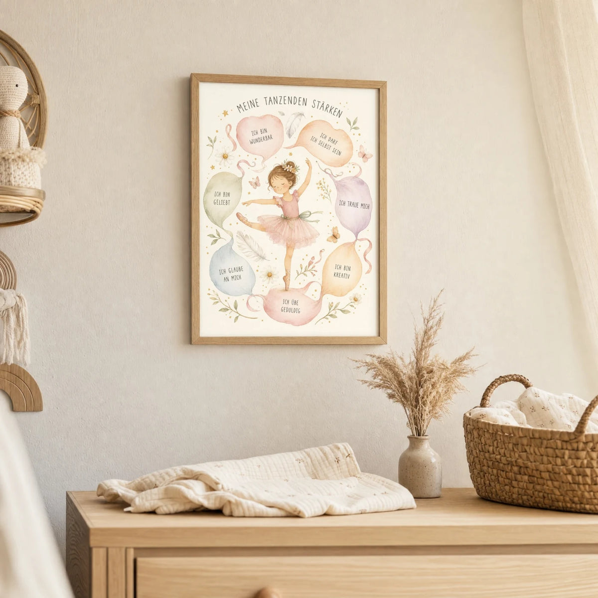 Wandbild Kinderzimmer: Affirmationsposter „Tanzende Stärken“ im Holzrahmen über der Kommode