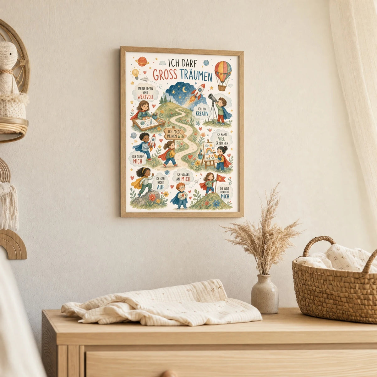 Wandbild Kinderzimmer: Affirmationsposter „Wimmelbild Groß träumen“ im Holzrahmen über der Kommode