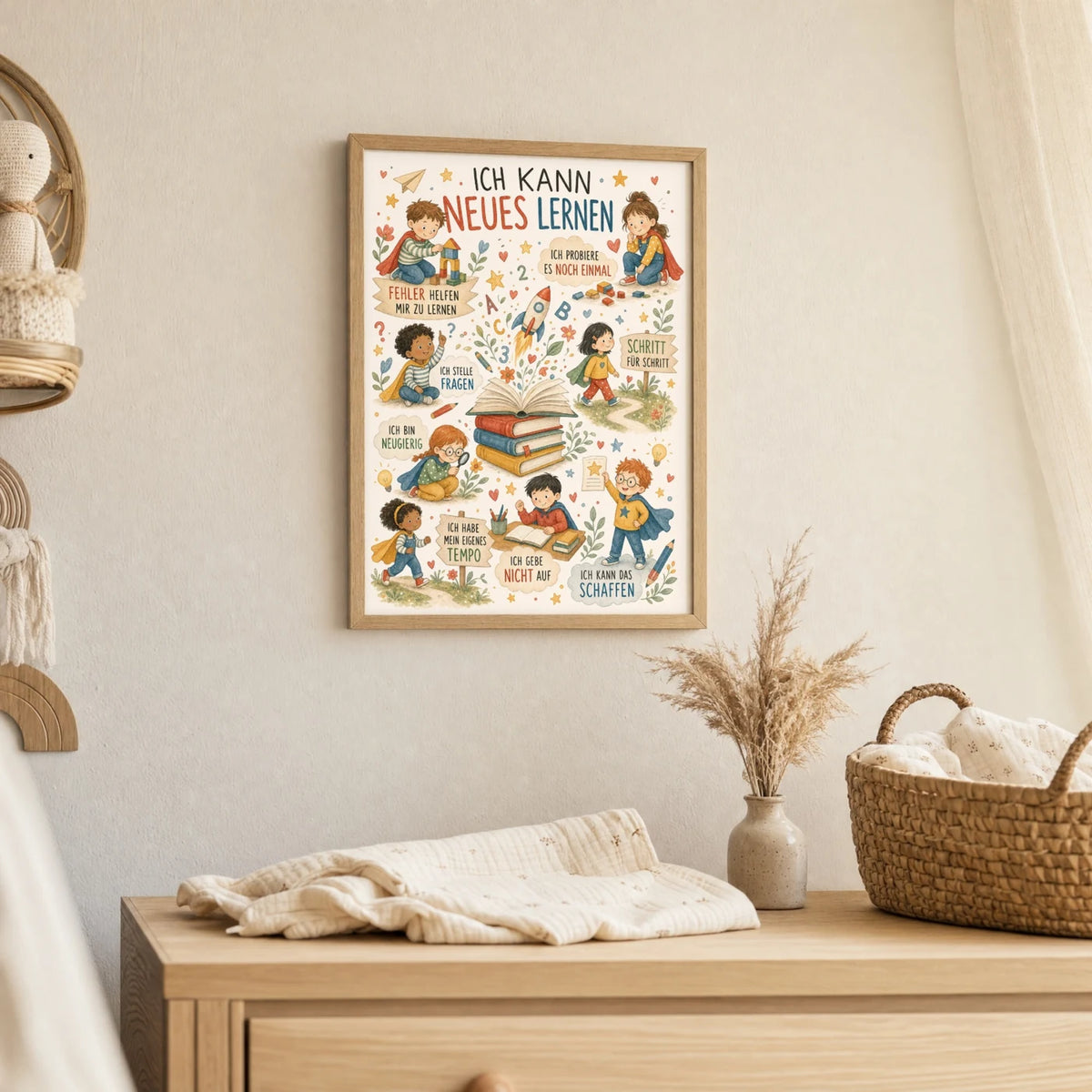 Wandbild Kinderzimmer: Affirmationsposter „Wimmelbild Neues lernen“ im Holzrahmen über der Kommode
