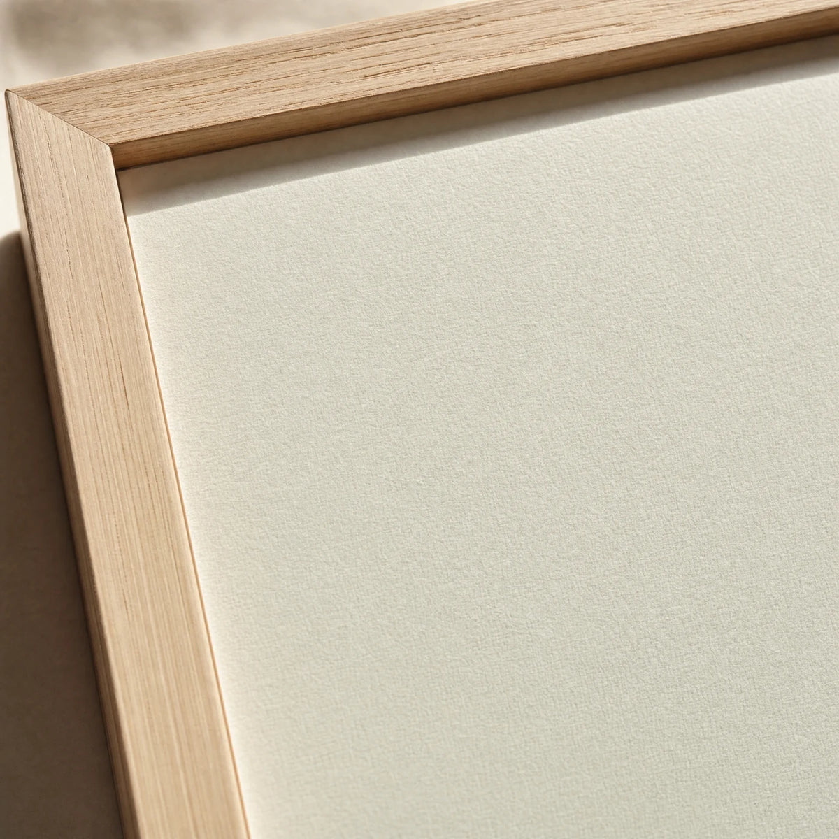Holzrahmen für das Affirmationsposter „Minimal Meine Stimme“ – Detailansicht der Rahmenecke