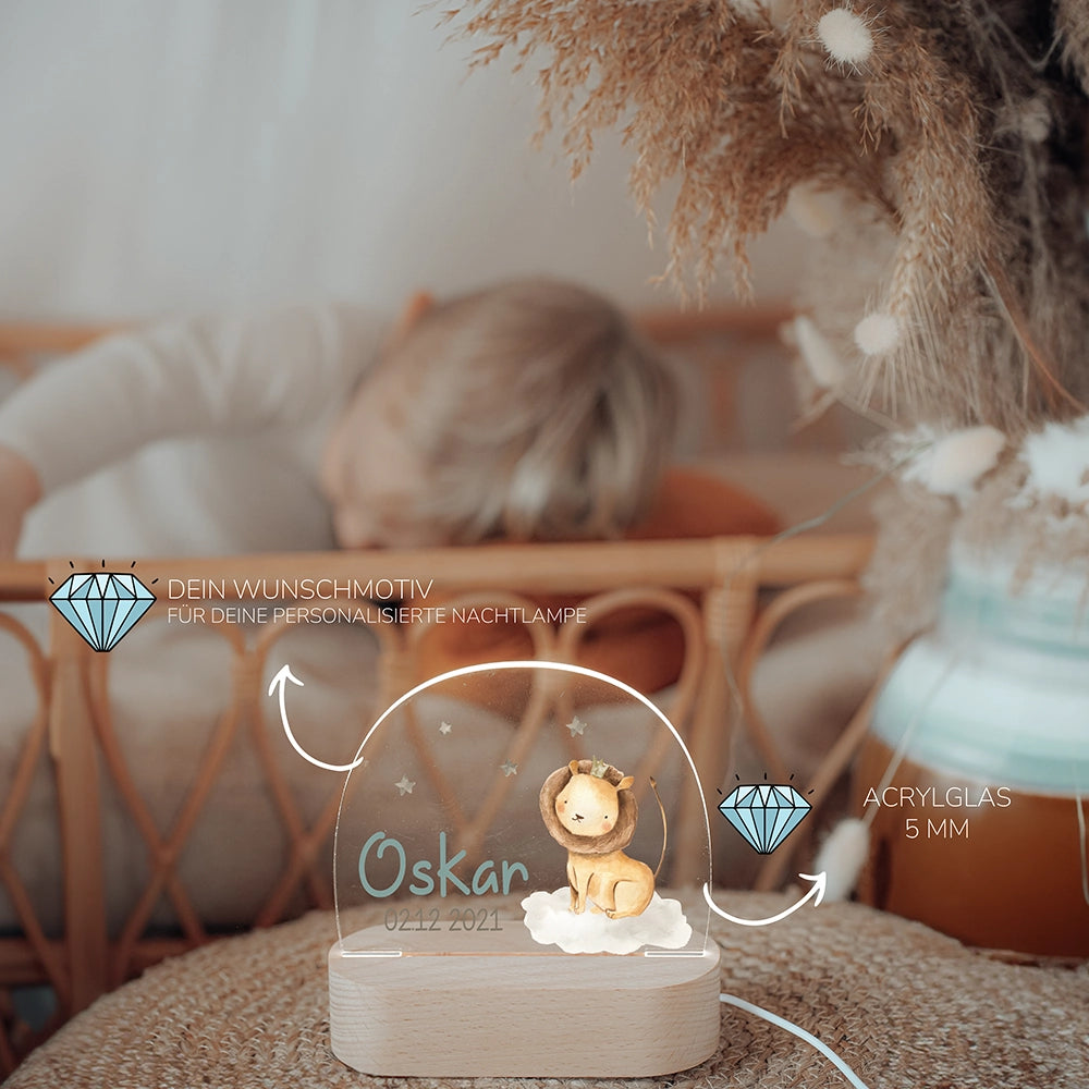 Kind schläft neben leuchtendem Nachtlicht Löwe mit Namen – Taufgeschenk personalisiert