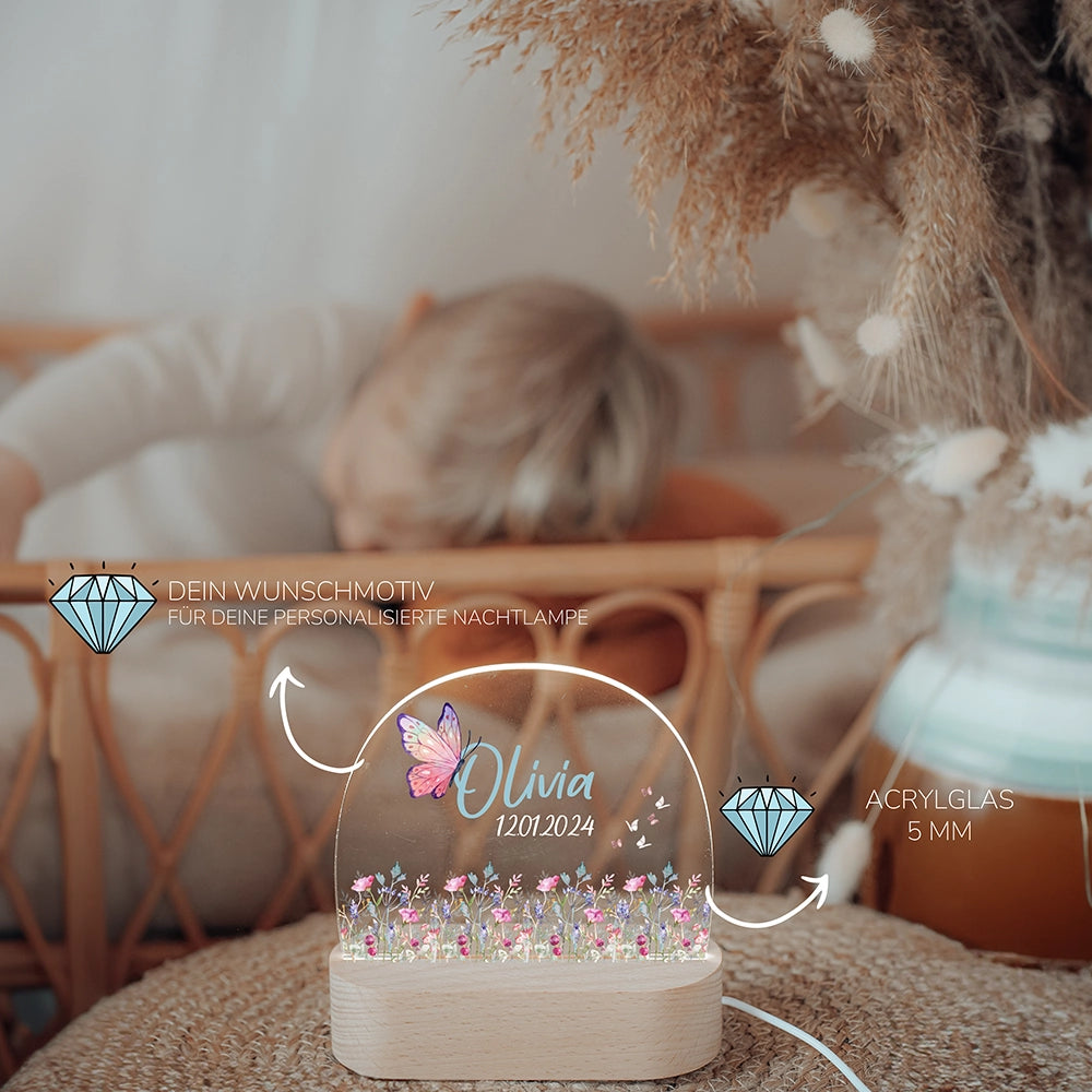 Kind schläft neben leuchtendem Nachtlicht Schmetterling mit Namen – Taufgeschenk personalisiert