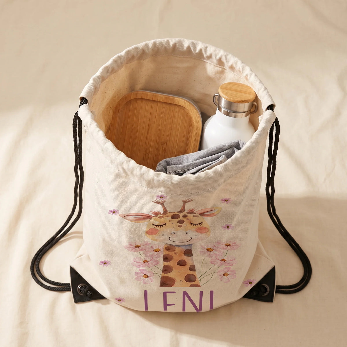 Personalisierter Turnbeutel Giraffe, Innenansicht mit Sportsachen und Trinkflasche