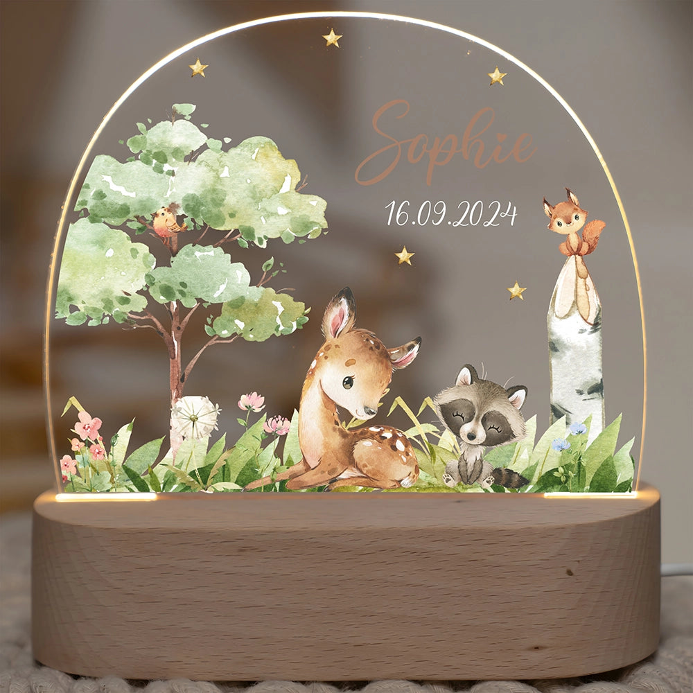 Nachtlicht mit Namen und Motiv Reh – Wunschname und Datum auf Acrylglas, eingeschaltet