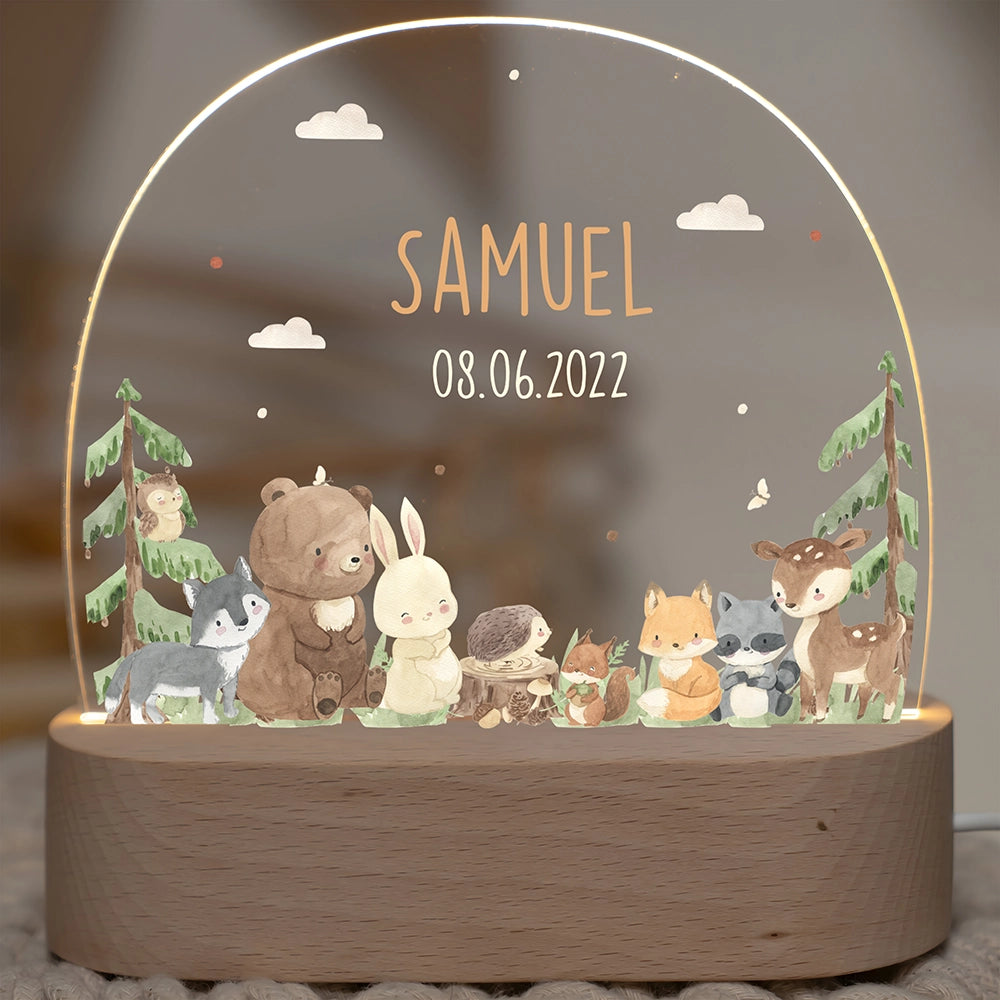 Nachtlicht mit Namen und Motiv Waldtiere – Wunschname und Datum auf Acrylglas, eingeschaltet