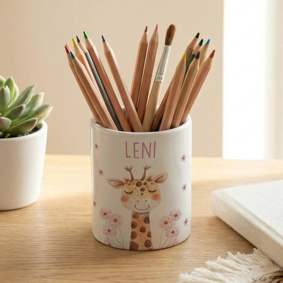 Personalisierter Stiftehalter Giraffe Blumen – Keramik mit Wunschname