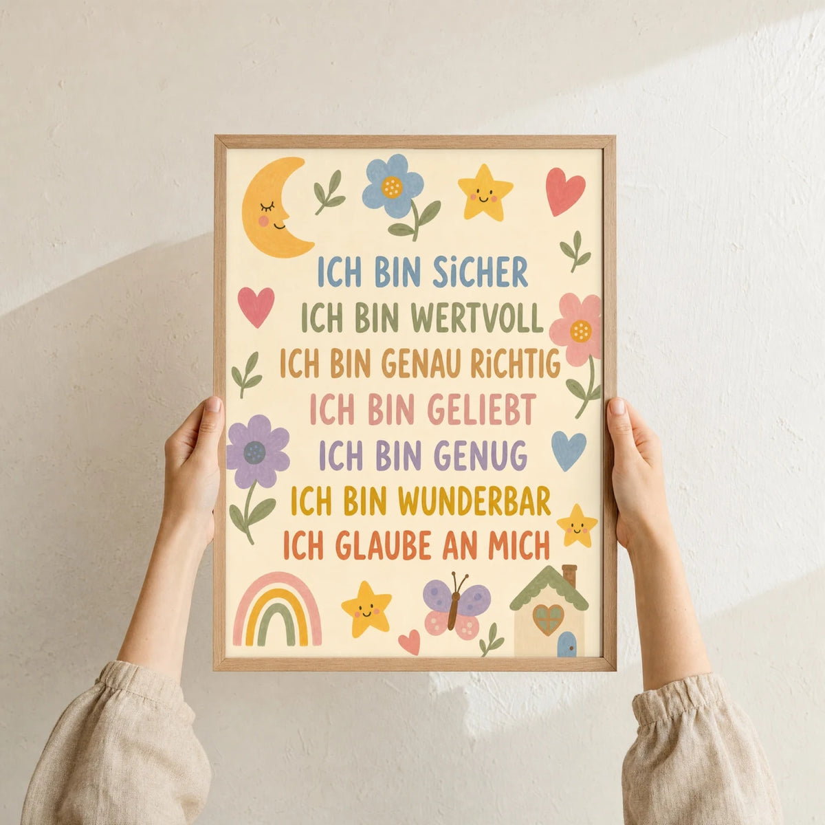Affirmationsposter „Blumenwiese Ich bin sicher“ im Holzrahmen in den Händen gehalten – Taufgeschenk und Kinderzimmer Deko