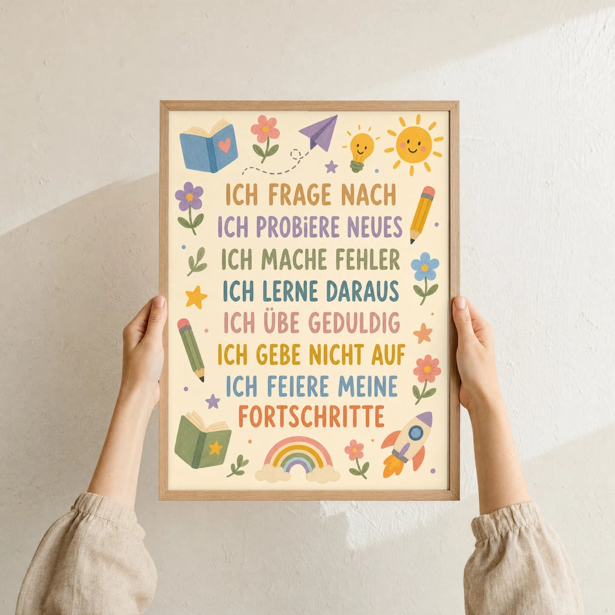 Affirmationsposter „Blumenwiese Ich frage nach“ im Holzrahmen in den Händen gehalten – Taufgeschenk und Kinderzimmer Deko