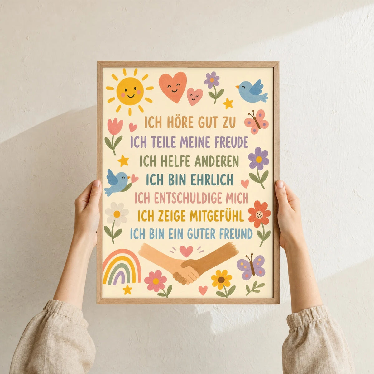 Affirmationsposter „Blumenwiese Ich höre zu“ im Holzrahmen in den Händen gehalten – Taufgeschenk und Kinderzimmer Deko