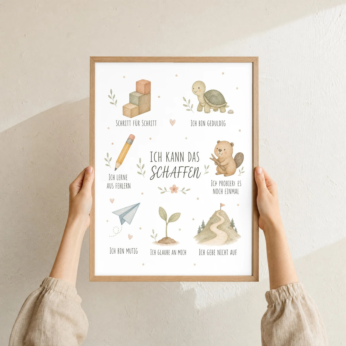 Affirmationsposter „Collage Ich kann das schaffen“ im Holzrahmen in den Händen gehalten – Taufgeschenk und Kinderzimmer Deko