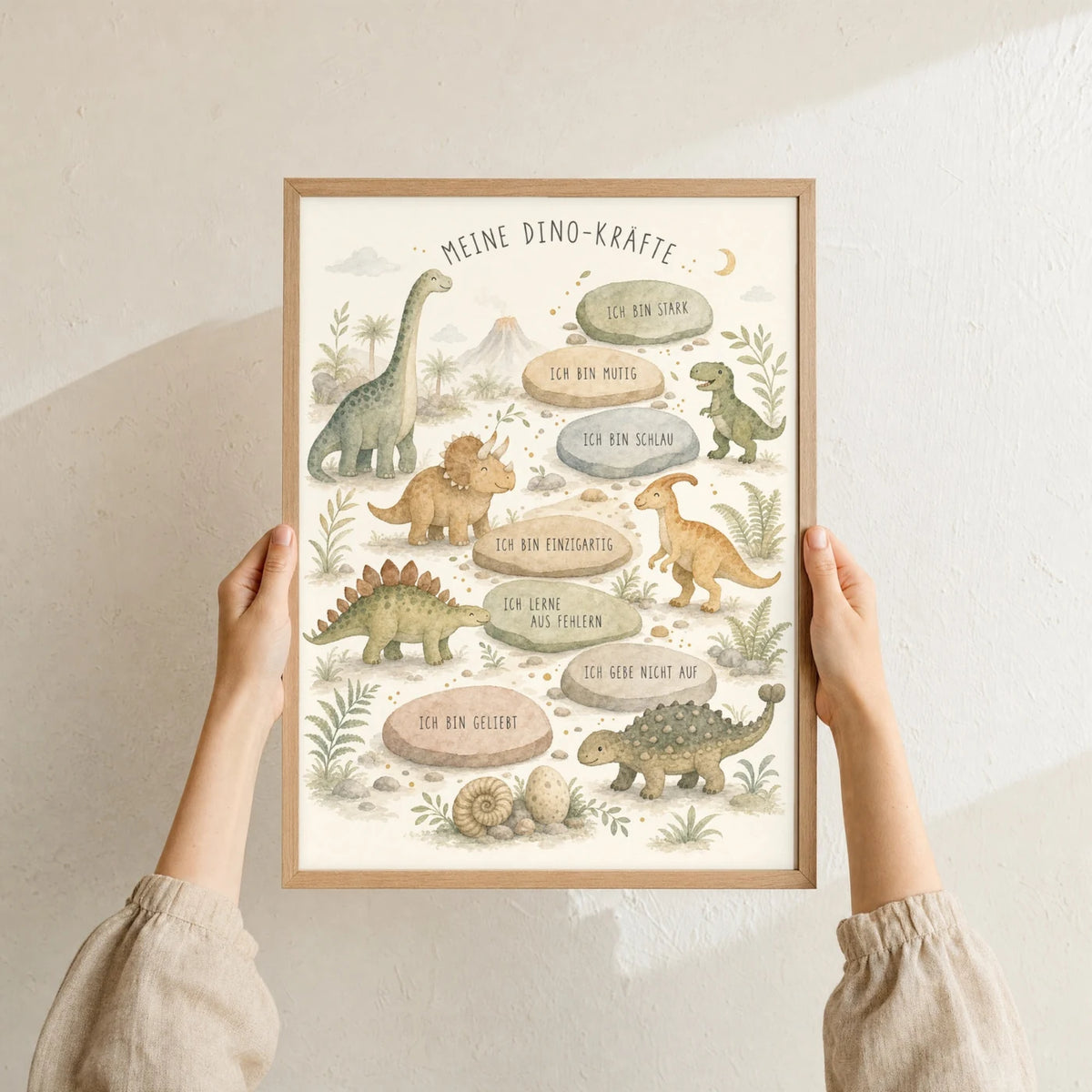 Affirmationsposter „Dino-Kräfte“ im Holzrahmen in den Händen gehalten – Taufgeschenk und Kinderzimmer Deko