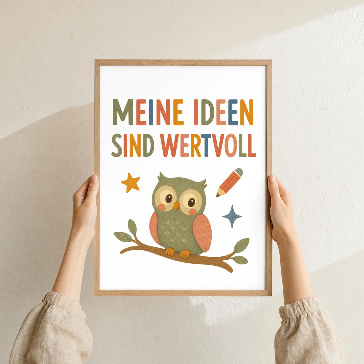 Affirmationsposter „Eule Meine Ideen sind wertvoll“ im Holzrahmen in den Händen gehalten – Taufgeschenk und Kinderzimmer Deko