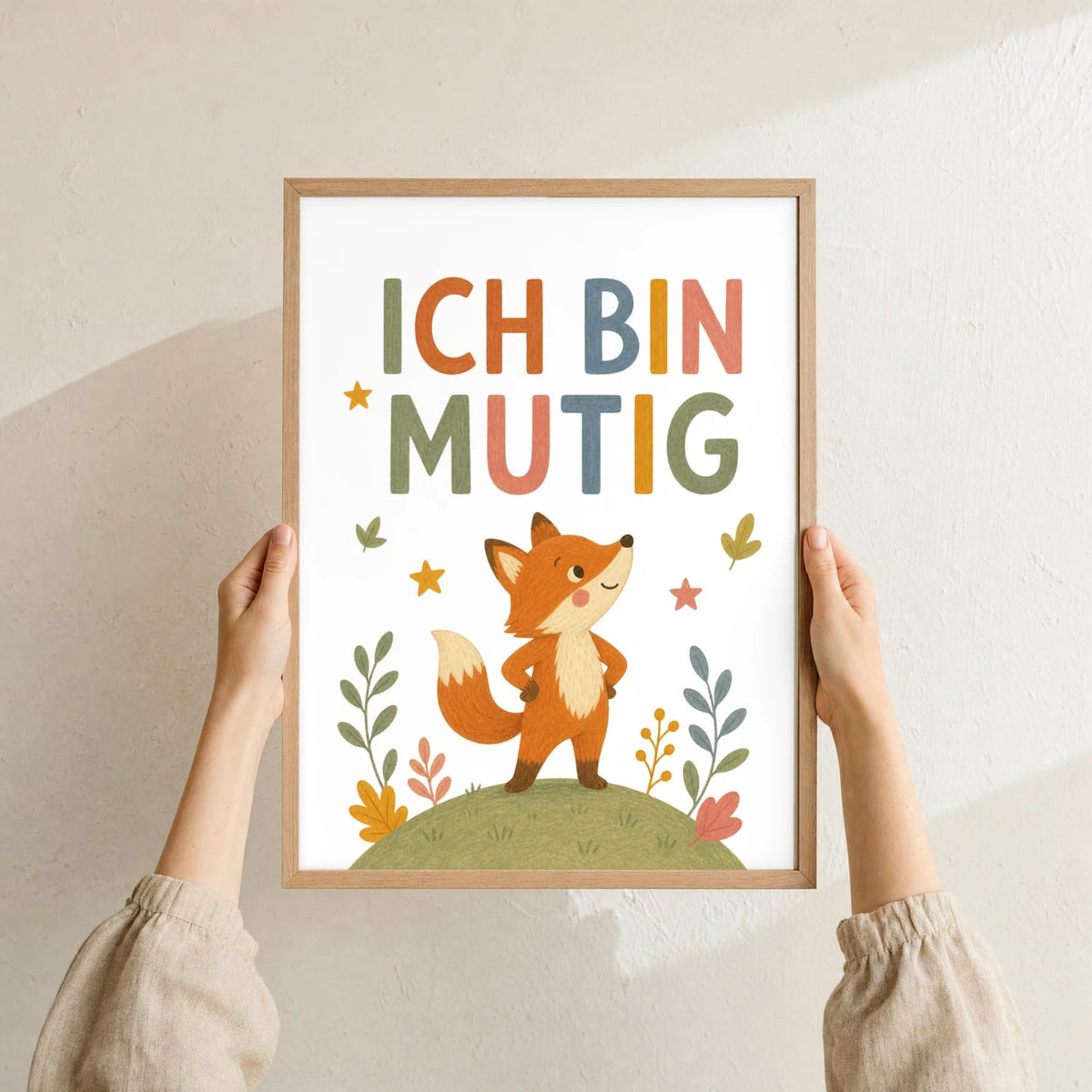 Affirmationsposter „Fuchs Ich bin mutig“ im Holzrahmen in den Händen gehalten – Taufgeschenk und Kinderzimmer Deko