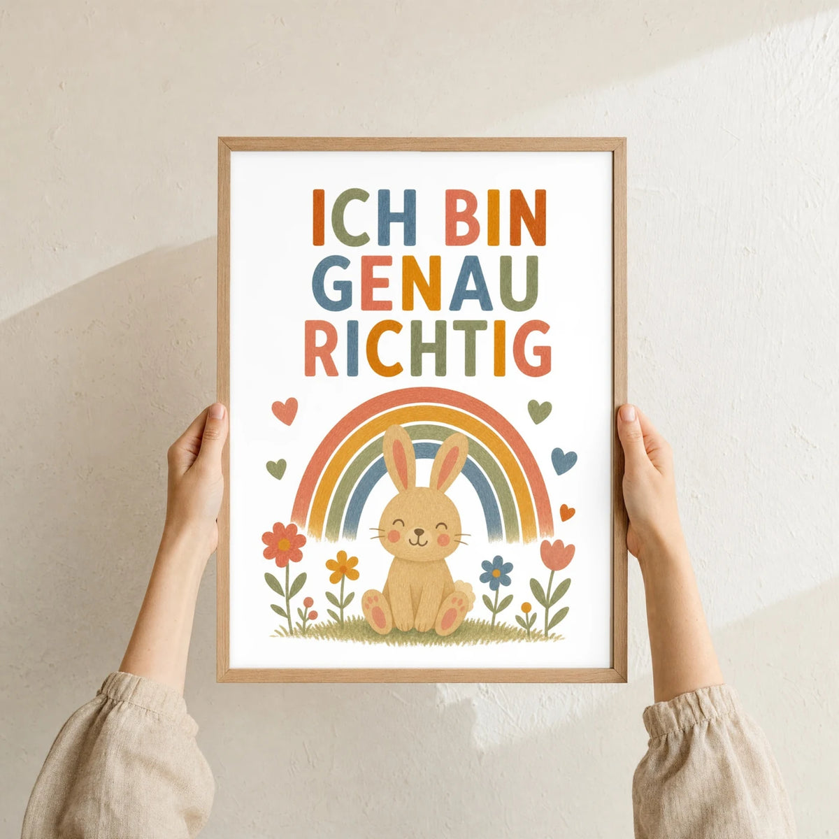 Affirmationsposter „Hase Ich bin genau richtig“ im Holzrahmen in den Händen gehalten – Taufgeschenk und Kinderzimmer Deko
