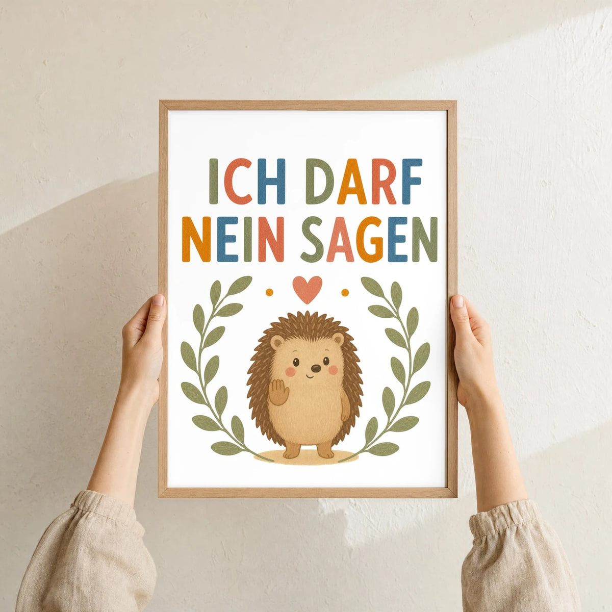 Affirmationsposter „Igel Ich darf nein sagen“ im Holzrahmen in den Händen gehalten – Taufgeschenk und Kinderzimmer Deko