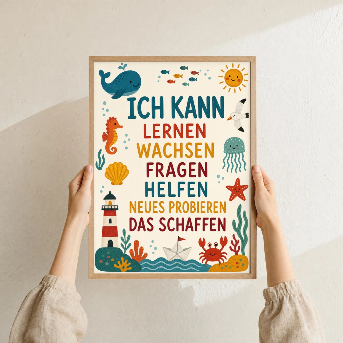 Affirmationsposter „Meer Ich kann lernen“ im Holzrahmen in den Händen gehalten – Taufgeschenk und Kinderzimmer Deko