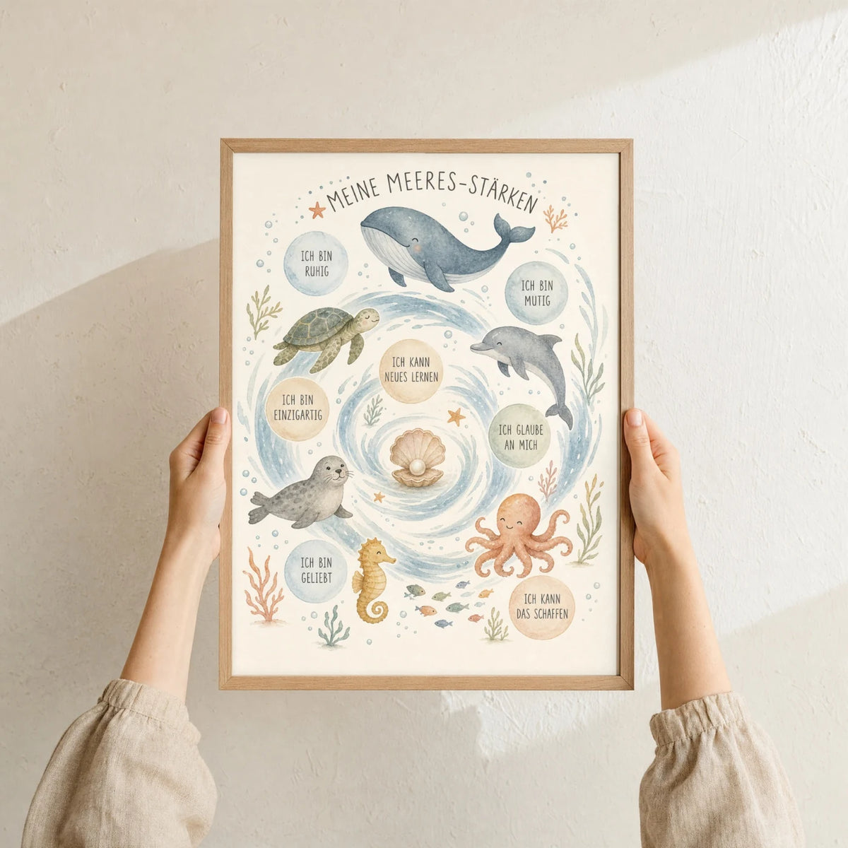 Affirmationsposter „Meeres-Stärken“ im Holzrahmen in den Händen gehalten – Taufgeschenk und Kinderzimmer Deko
