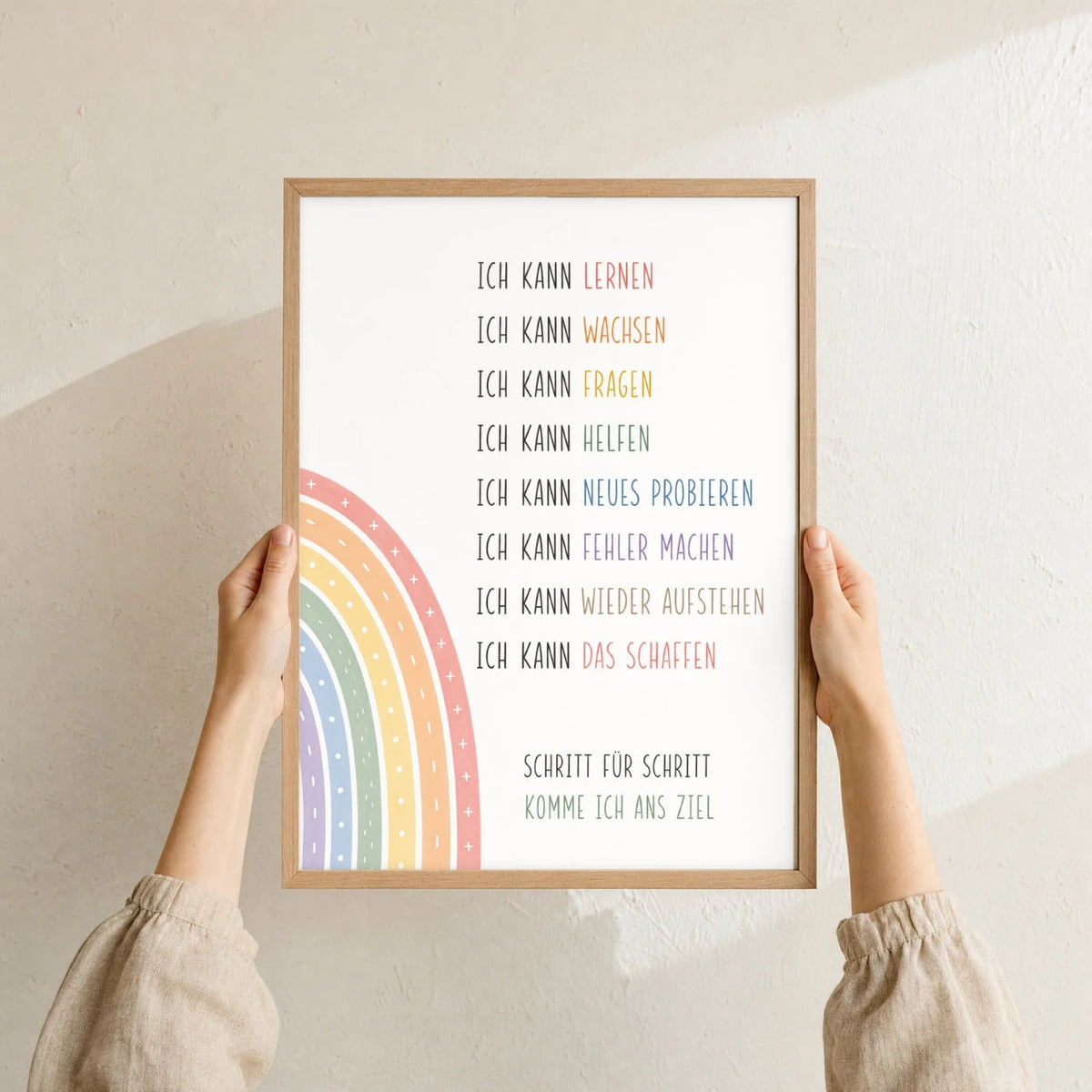 Affirmationsposter „Minimal Ich kann“ im Holzrahmen in den Händen gehalten – Taufgeschenk und Kinderzimmer Deko