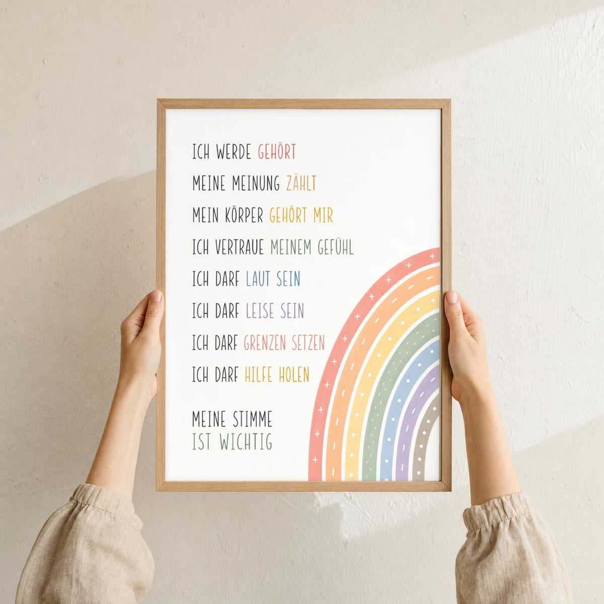 Affirmationsposter „Minimal Meine Stimme“ im Holzrahmen in den Händen gehalten – Taufgeschenk und Kinderzimmer Deko