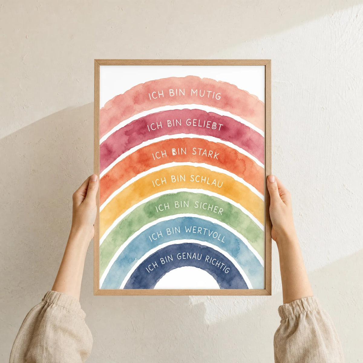 Affirmationsposter „Regenbogen Ich bin bunt“ im Holzrahmen in den Händen gehalten – Taufgeschenk und Kinderzimmer Deko