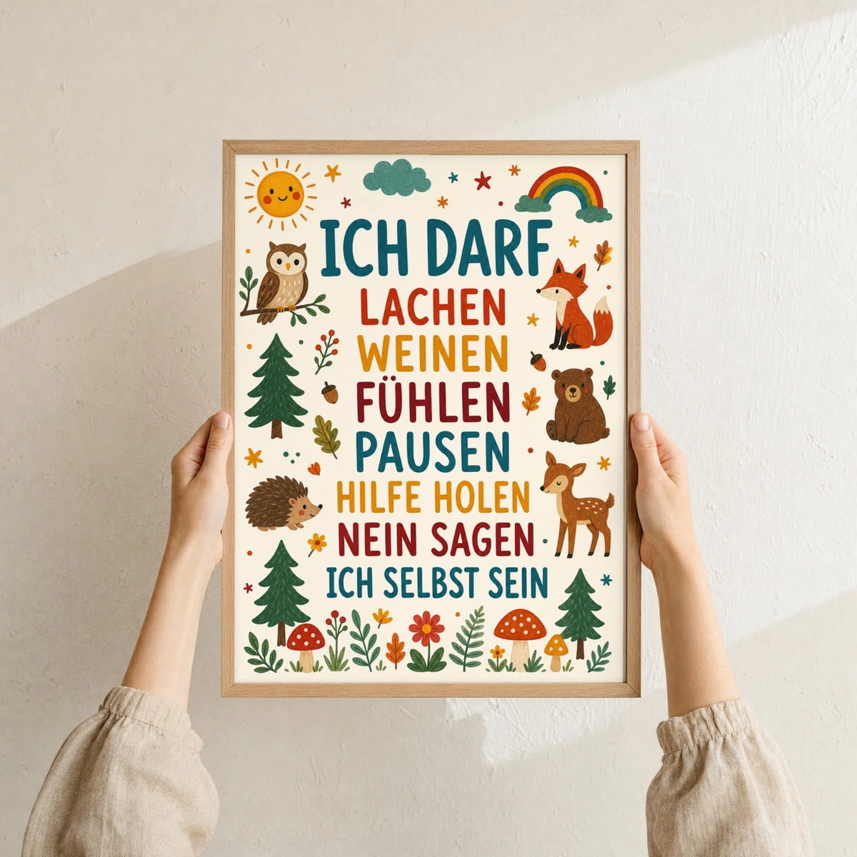 Affirmationsposter „Wald Ich darf lachen“ im Holzrahmen in den Händen gehalten – Taufgeschenk und Kinderzimmer Deko