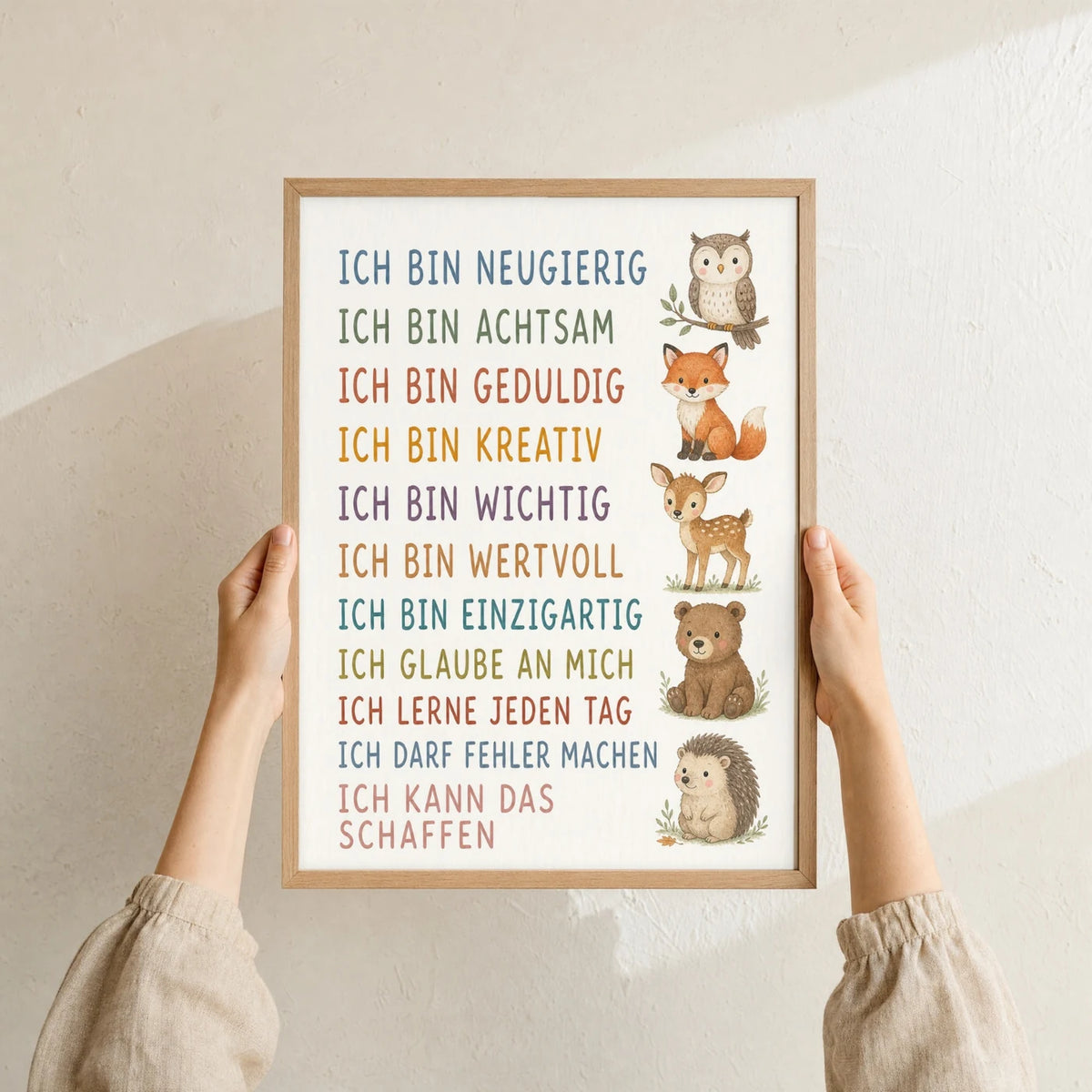 Affirmationsposter „Waldtiere“ im Holzrahmen in den Händen gehalten – Taufgeschenk und Kinderzimmer Deko