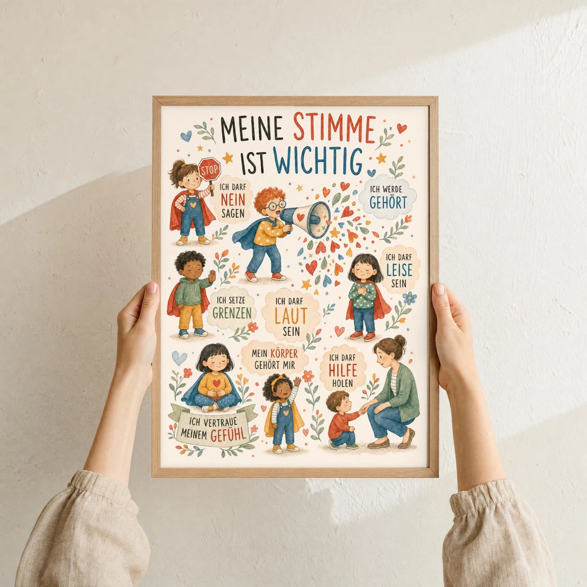 Affirmationsposter „Wimmelbild Meine Stimme“ im Holzrahmen in den Händen gehalten – Taufgeschenk und Kinderzimmer Deko