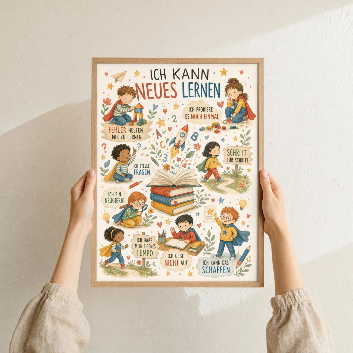 Affirmationsposter „Wimmelbild Neues lernen“ im Holzrahmen in den Händen gehalten – Taufgeschenk und Kinderzimmer Deko