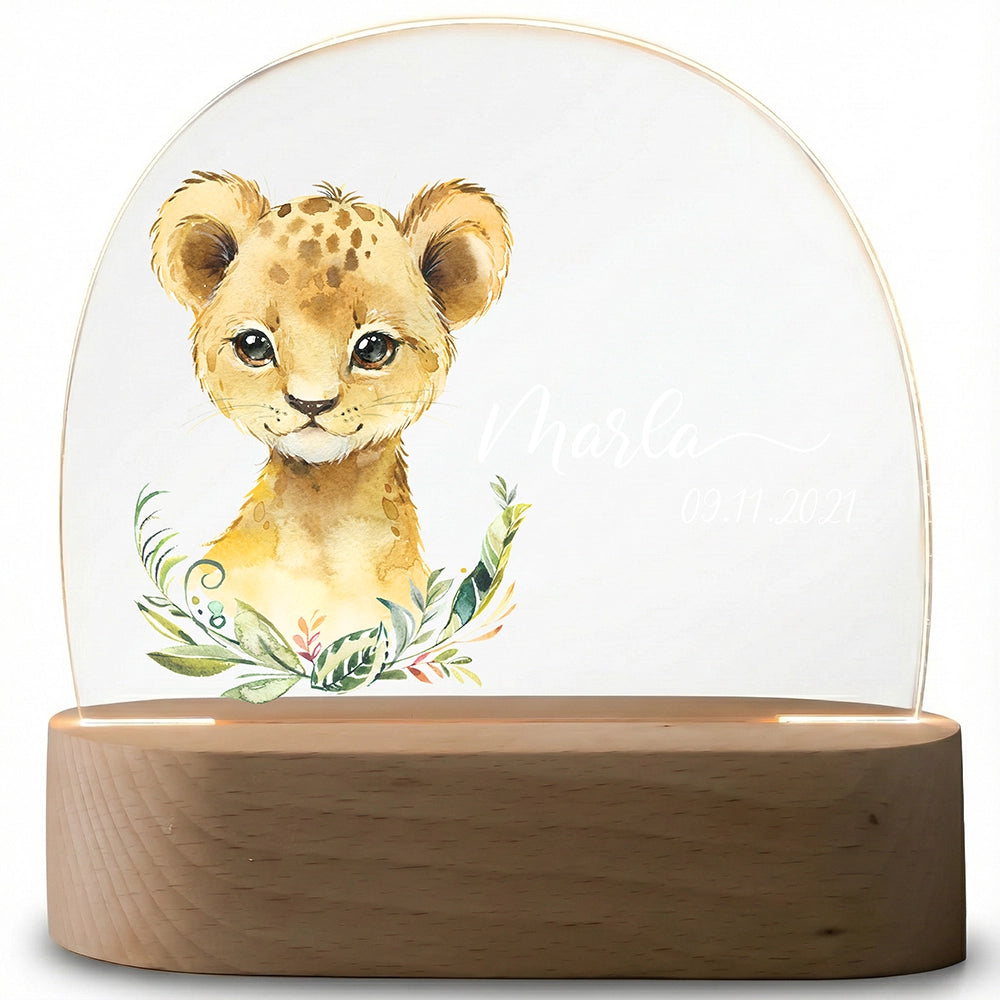 Nachtlampe Löwe mit Namen ausgeschaltet – klares Acrylglas auf Holzsockel