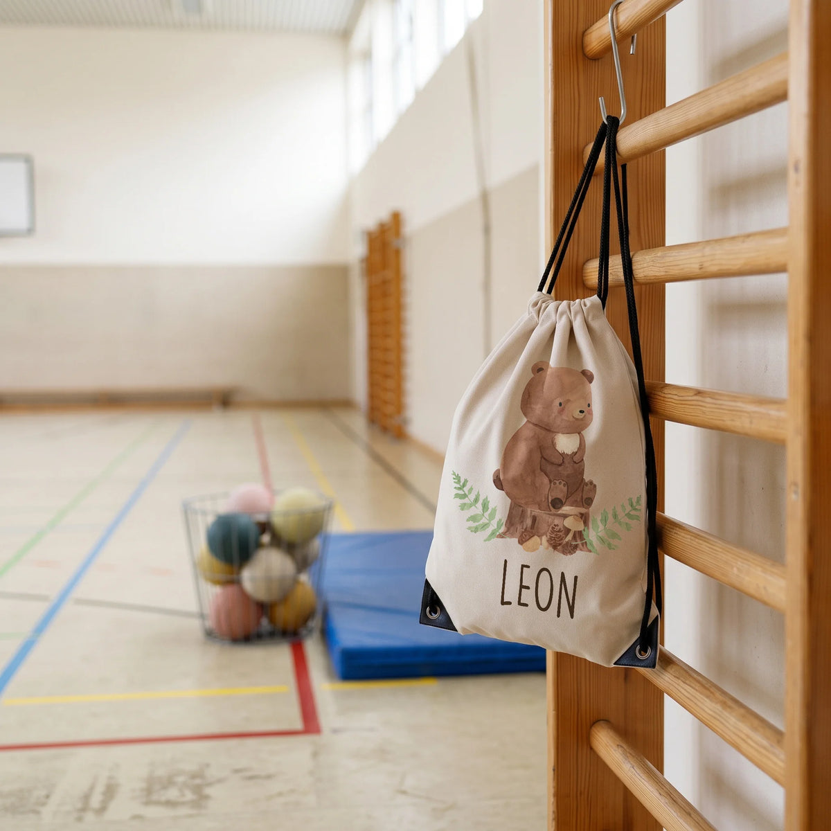 Personalisierter Turnbeutel Bär, im Sportunterricht in der Turnhalle