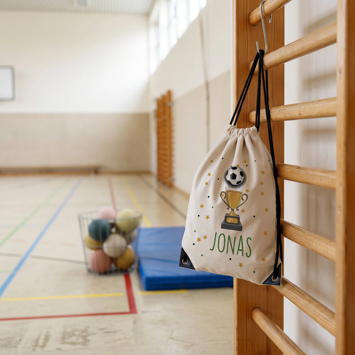 Personalisierter Turnbeutel Fußball Pokal, im Sportunterricht in der Turnhalle