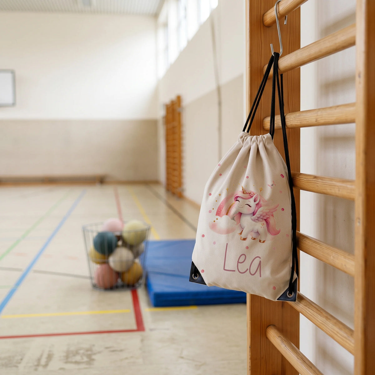 Personalisierter Turnbeutel Zauberhaftes Einhorn, im Sportunterricht in der Turnhalle