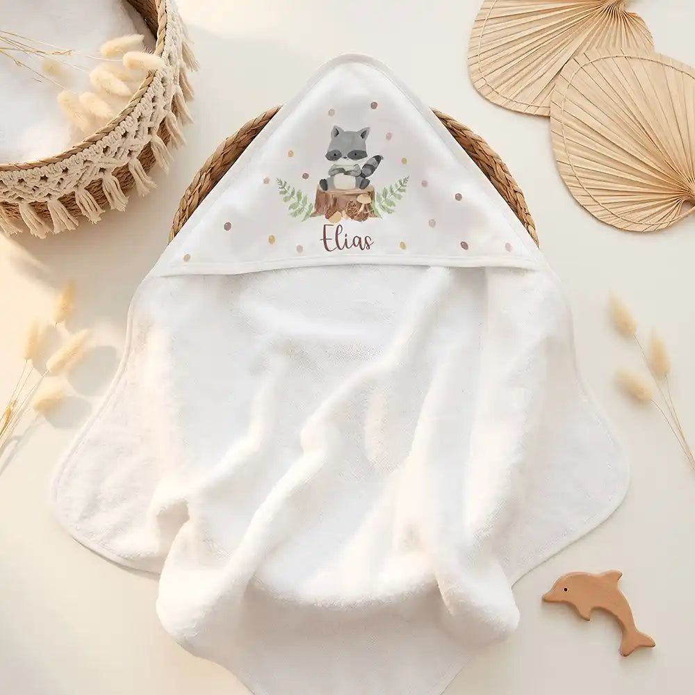 Personalisiertes Kapuzenhandtuch Baby Waschbär Wald – Doppel-Flatlay mit Eukalyptus