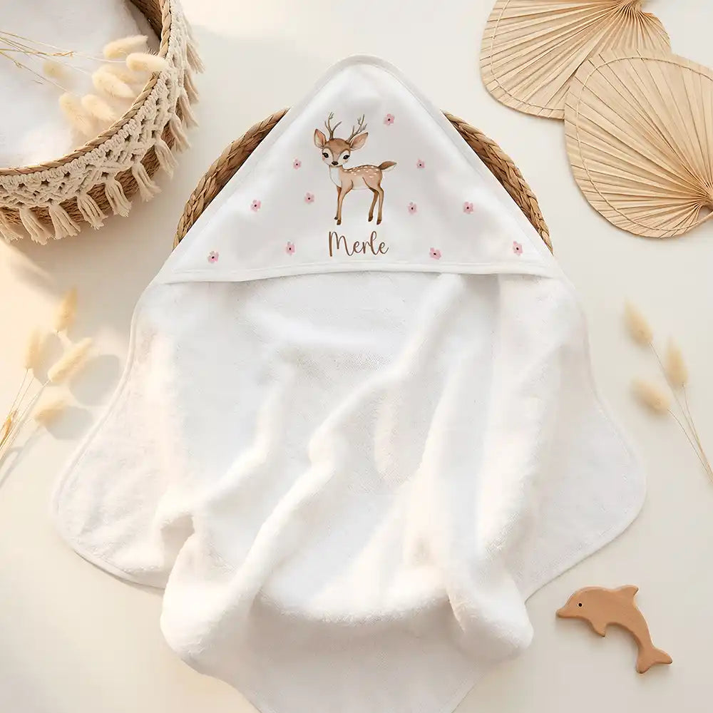 Personalisiertes Kapuzenhandtuch Baby Reh Blüten – Doppel-Flatlay mit Eukalyptus