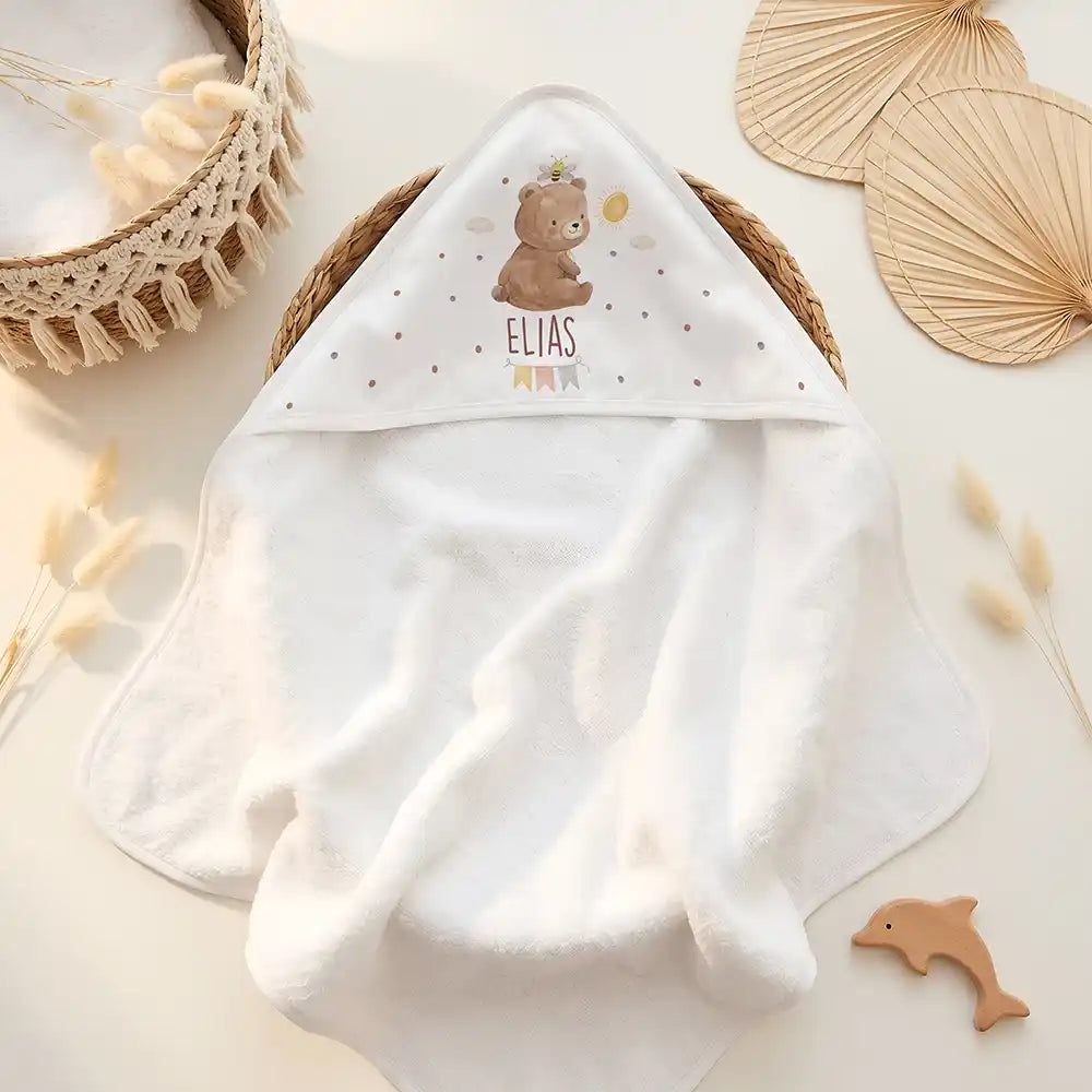 Personalisiertes Kapuzenhandtuch Baby Bär Sonne – Doppel-Flatlay mit Eukalyptus