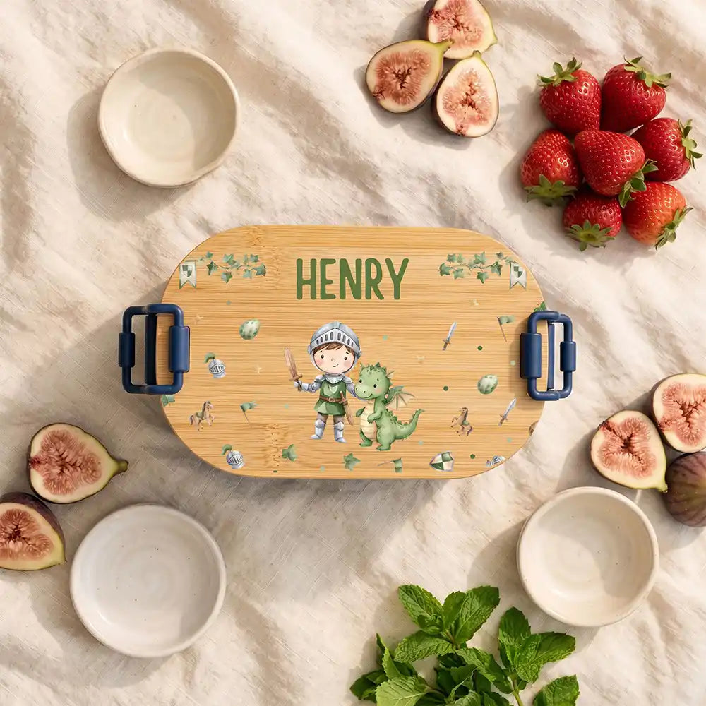 Brotdose Kinder personalisiert Ritter mit Drache, Hauptbild navy in der Kita mit Wunschname