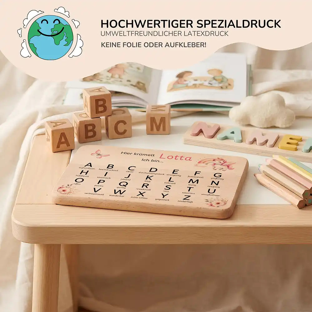 ABC Brettchen Kinder personalisiert Einhorn Wildblumen – Lifestyle Schreibtisch mit Würfeln