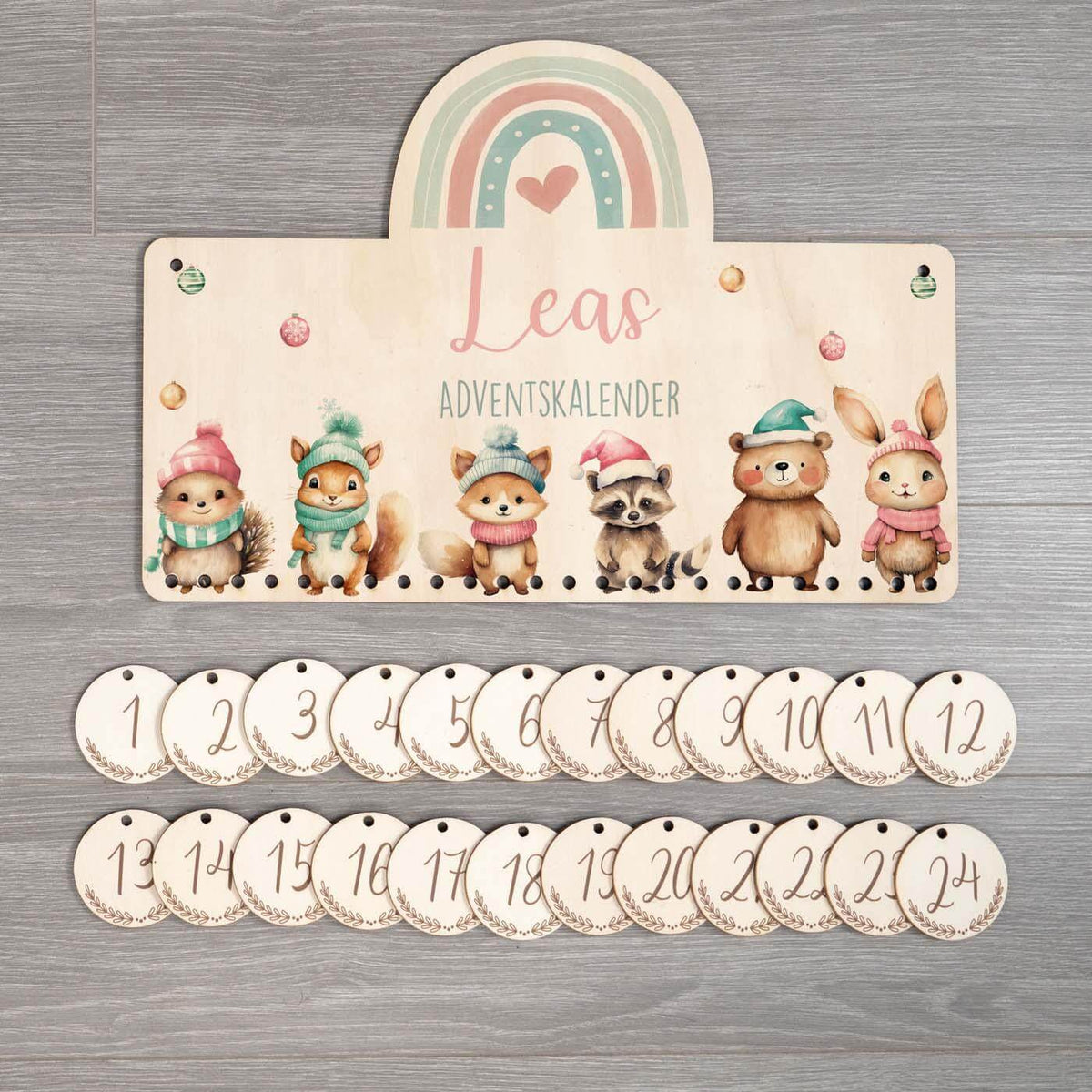 gravierter adventskalender mit winter-tierfamilie motiv