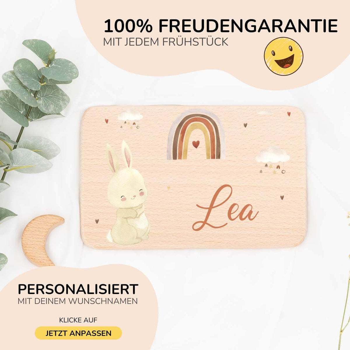 nahaufnahme des frühstücksbrettchens mit boho hase und regenbogen motiv