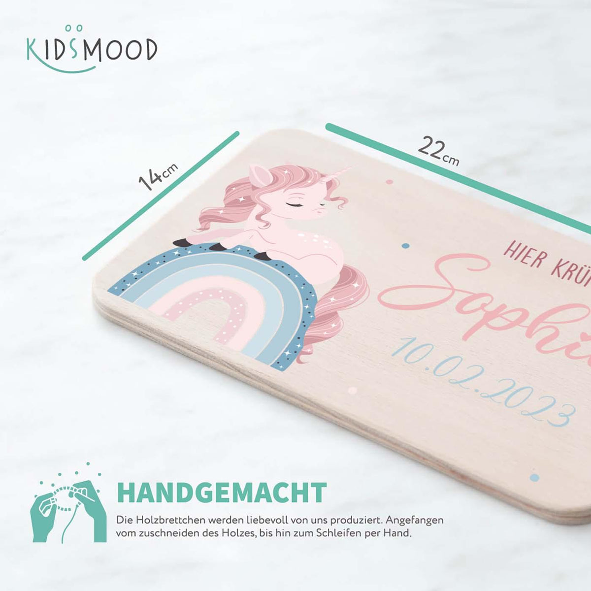 detailansicht der gravur auf dem frühstücksbrettchen mit einhorn-regenbogen