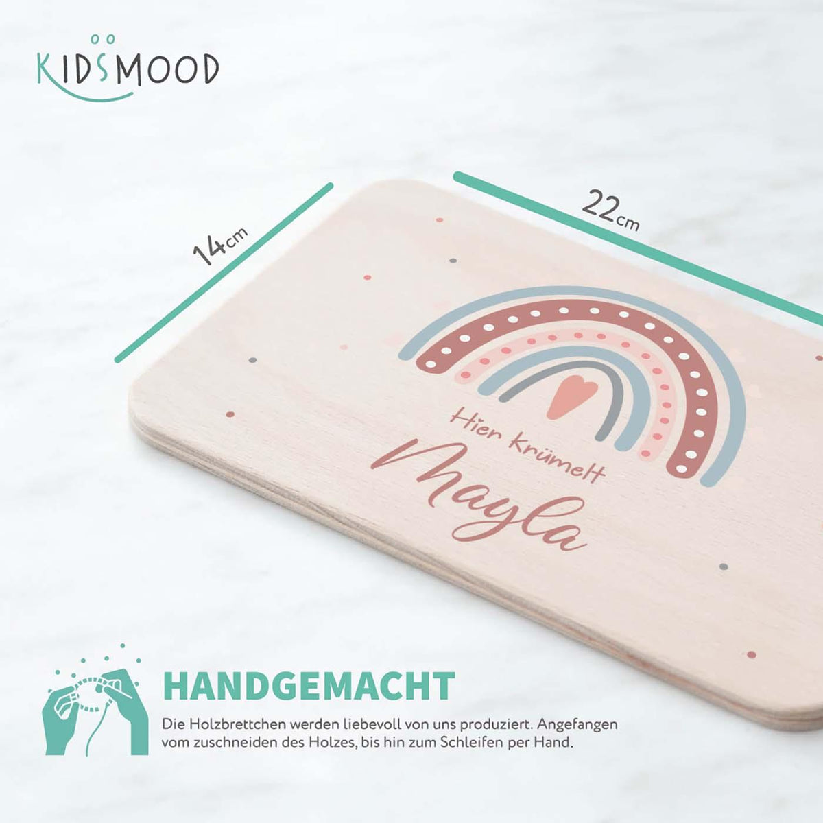 detailansicht der gravur auf dem frühstücksbrettchen mit regenbogen