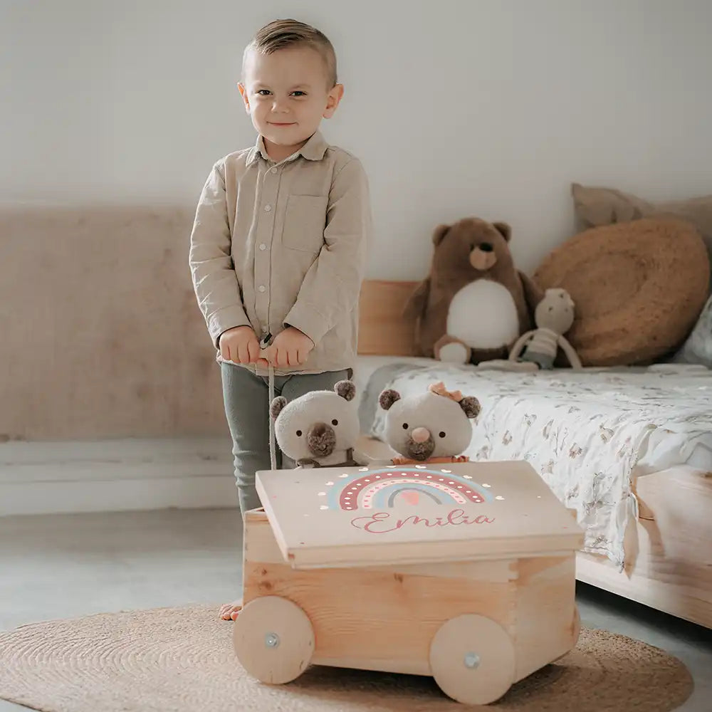 Spielzeugkiste mit Rädern personalisiert - Niedlicher Regenbogen